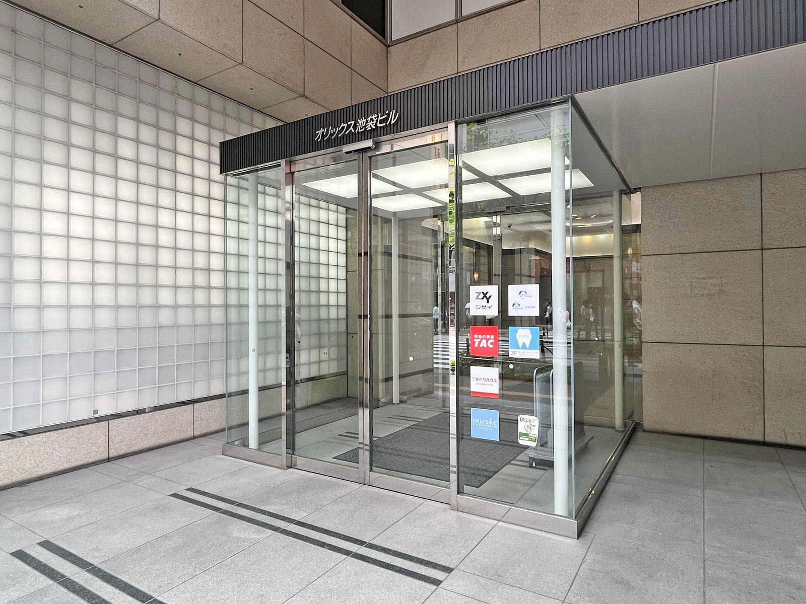 オフィスビル出入口