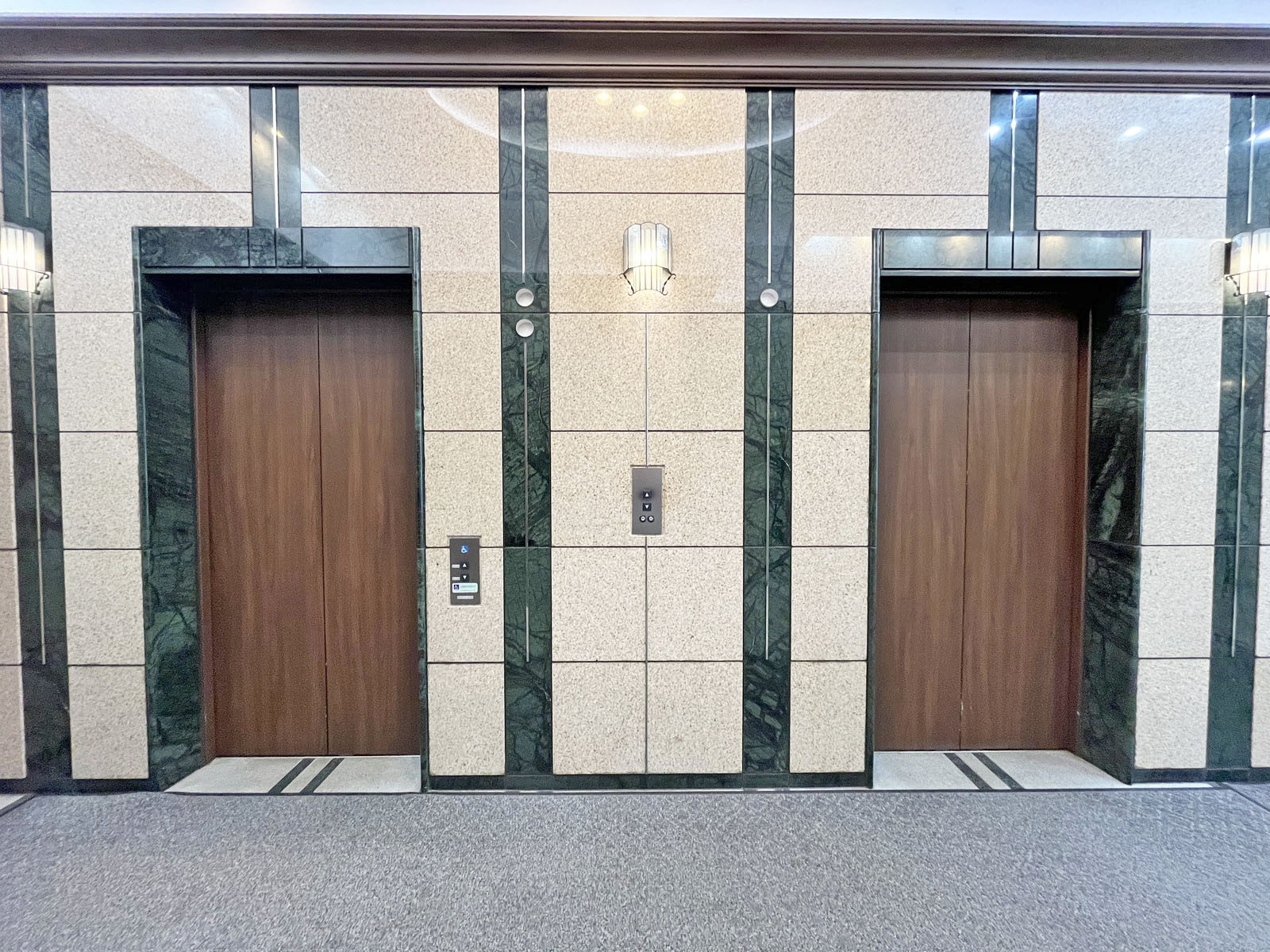 エレベーター(3基)