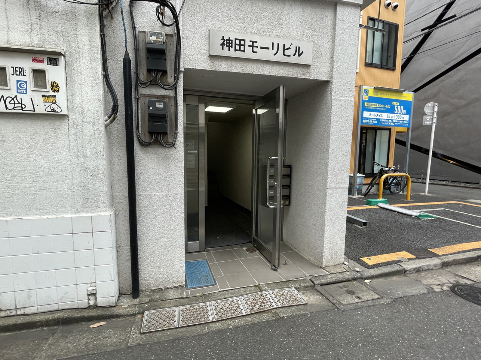 オフィスビル出入口