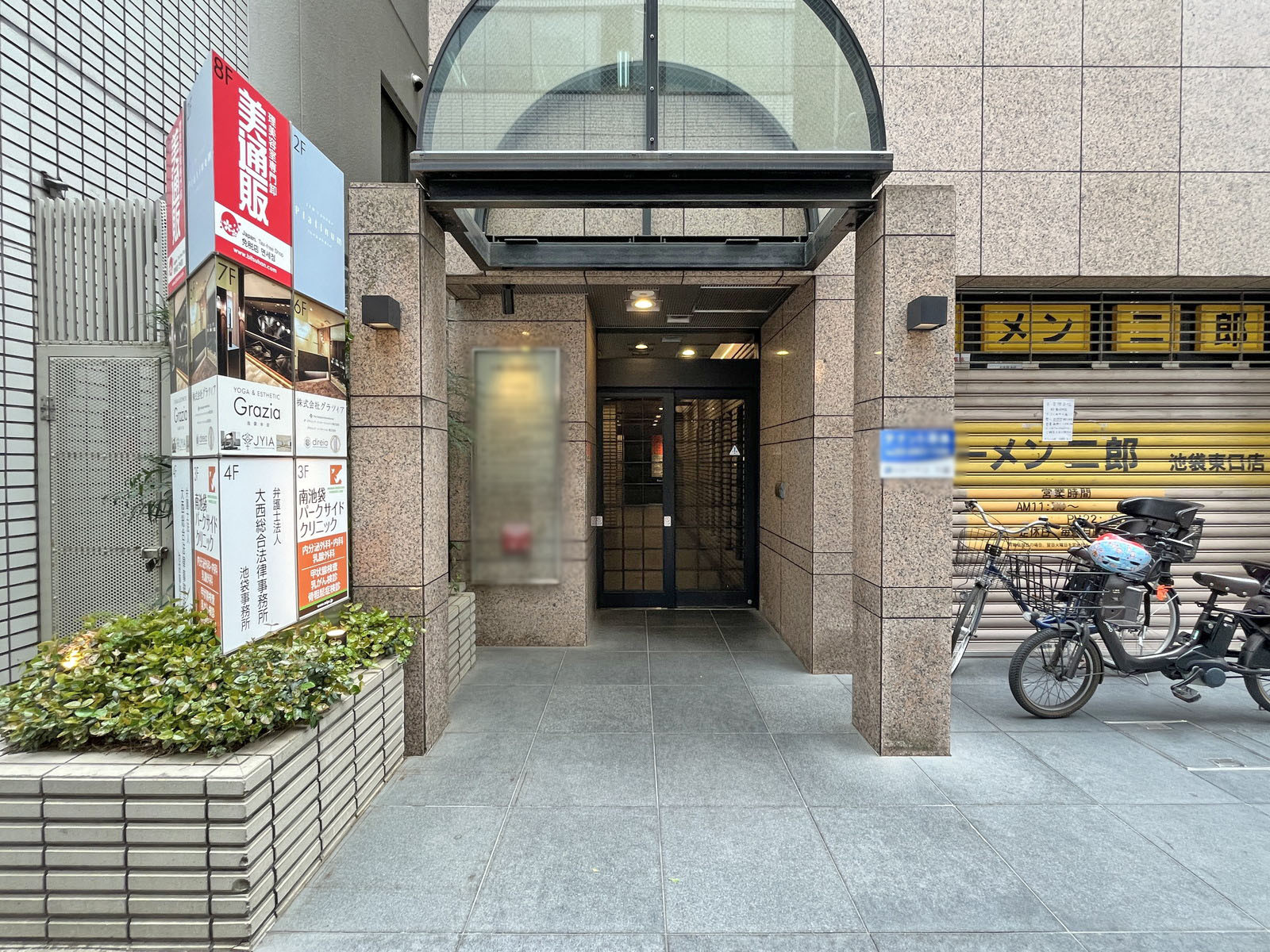 オフィスビル出入口