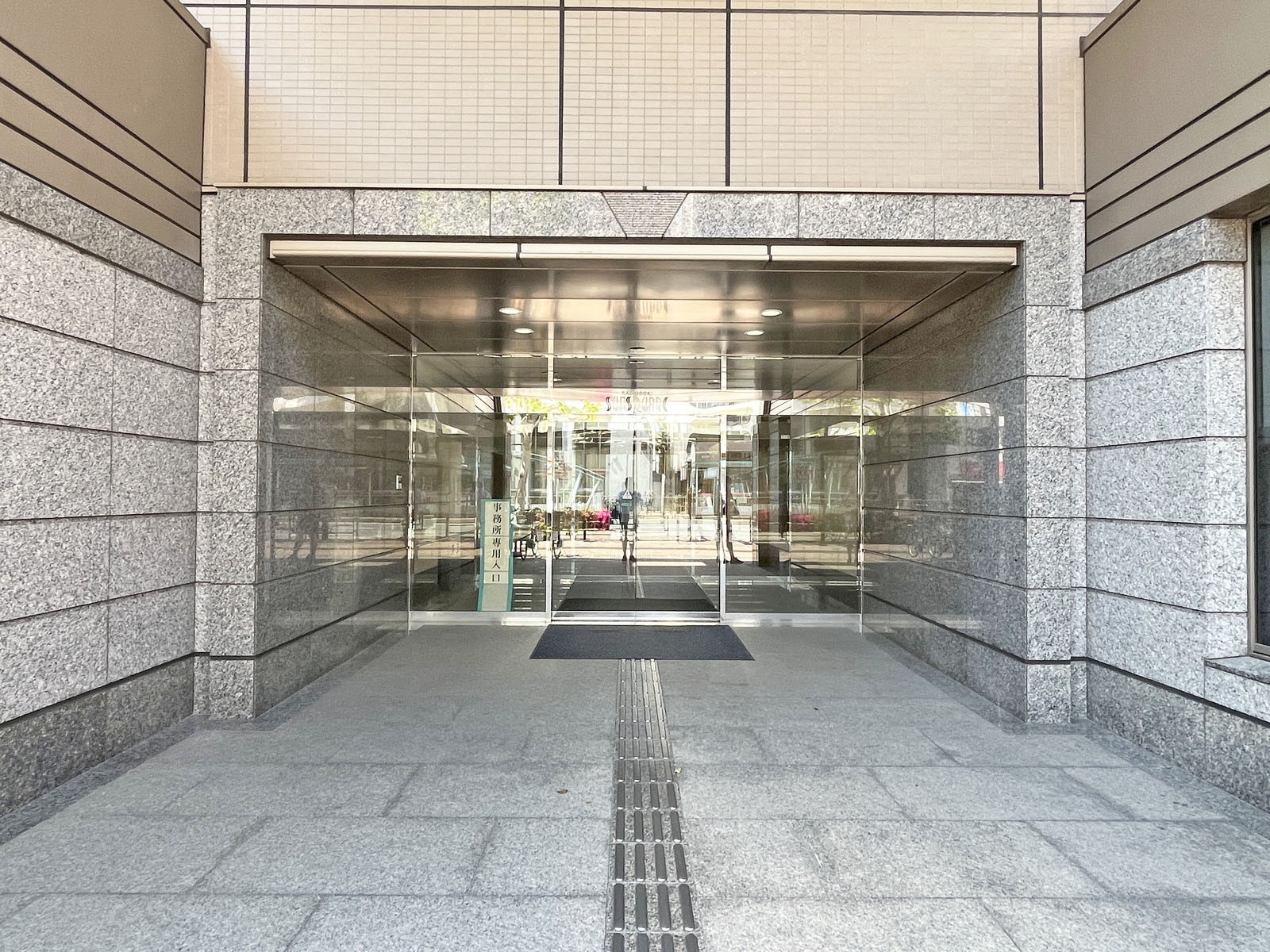 オフィスビル出入口
