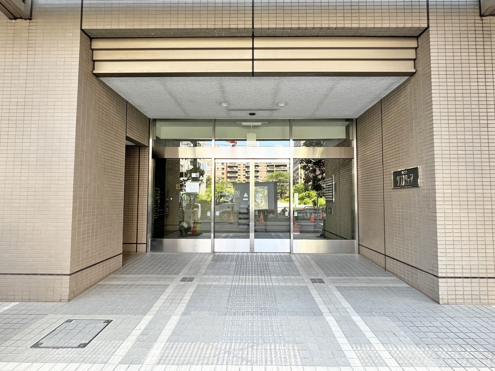住居マンション出入口
