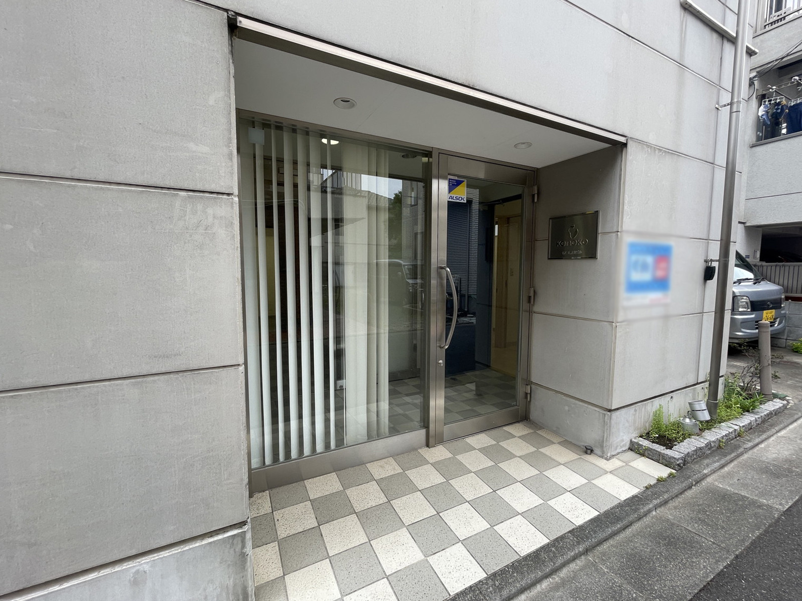 オフィスビル出入口