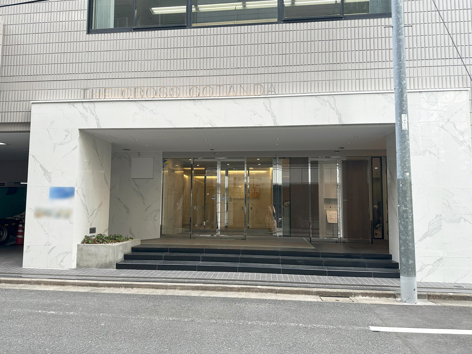 オフィスビル出入口