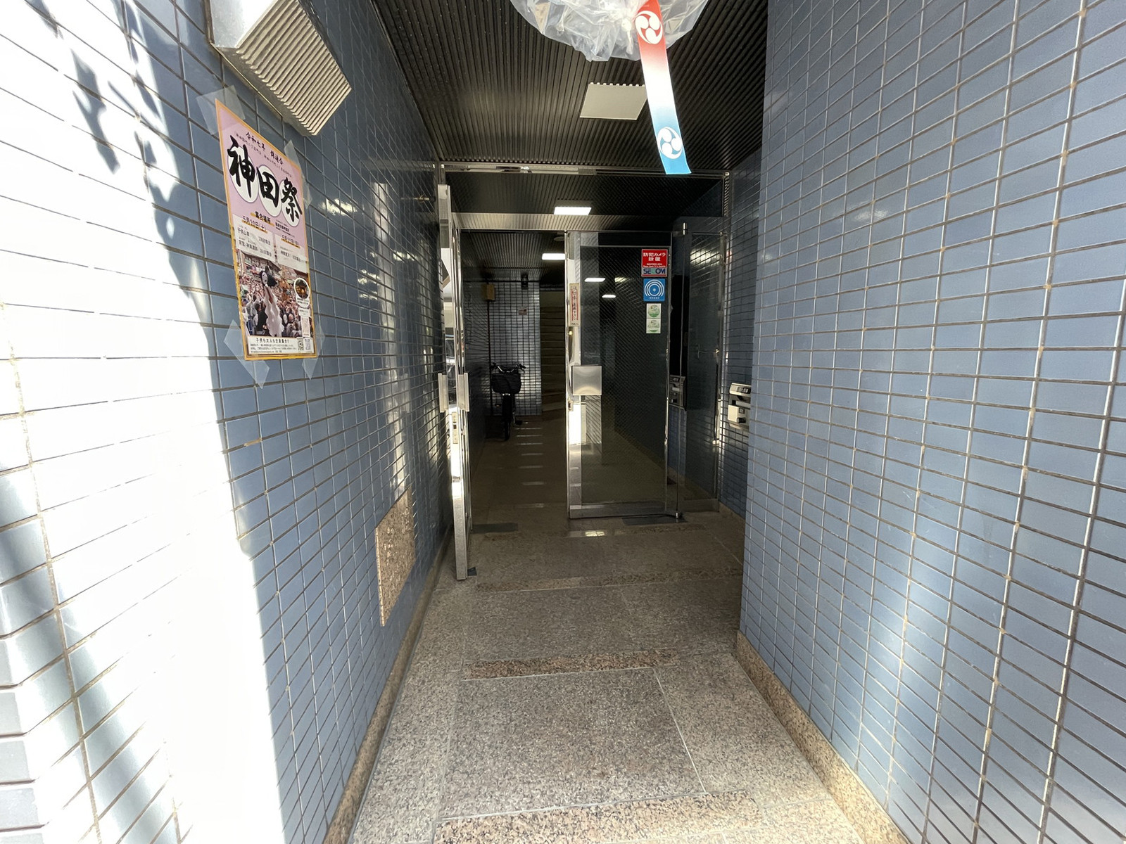 オフィスビル出入口