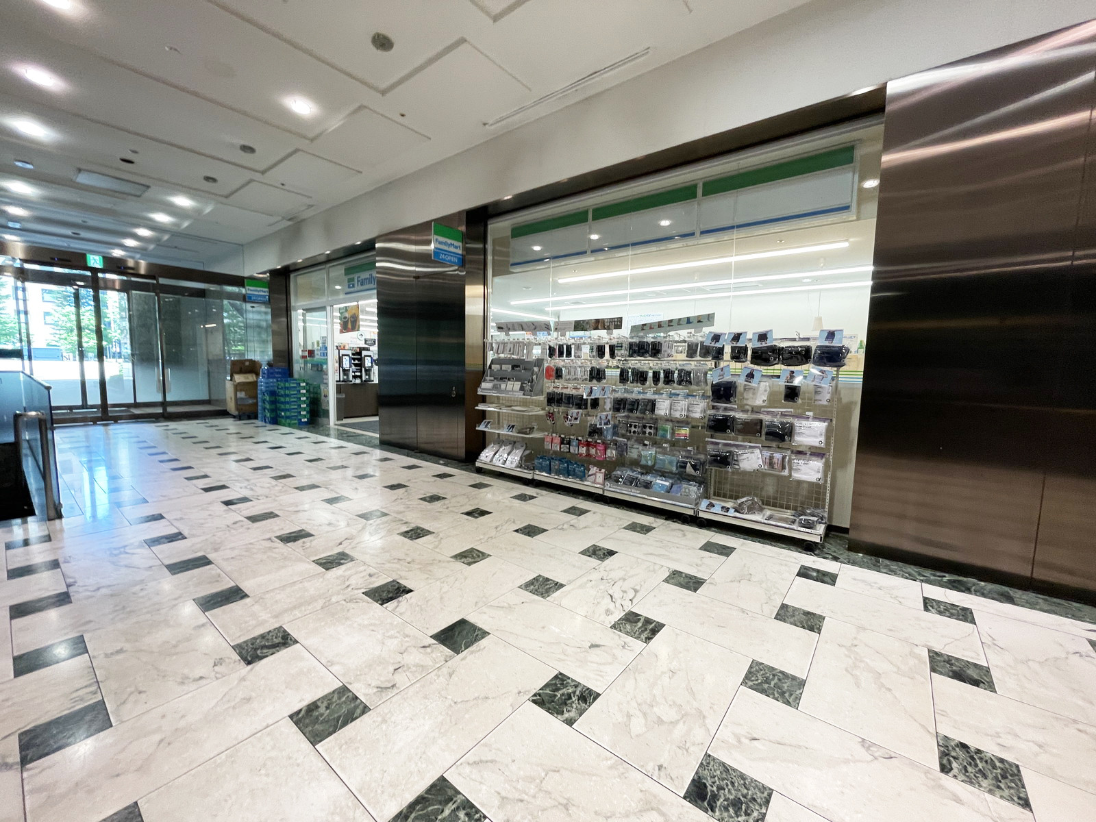 1階のファミリーマートファーストスクア店