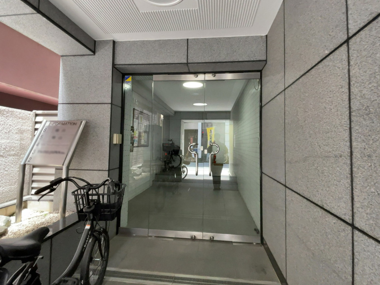 オフィスビル出入口