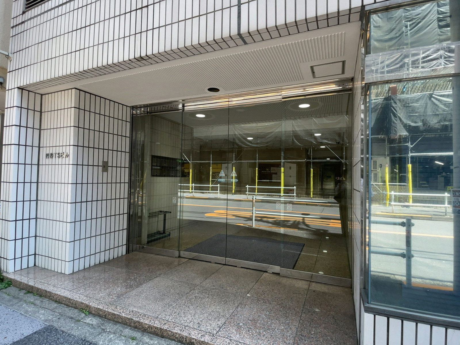 オフィスビル出入口