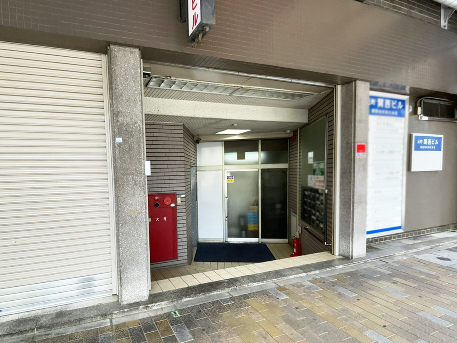 オフィスビル出入口