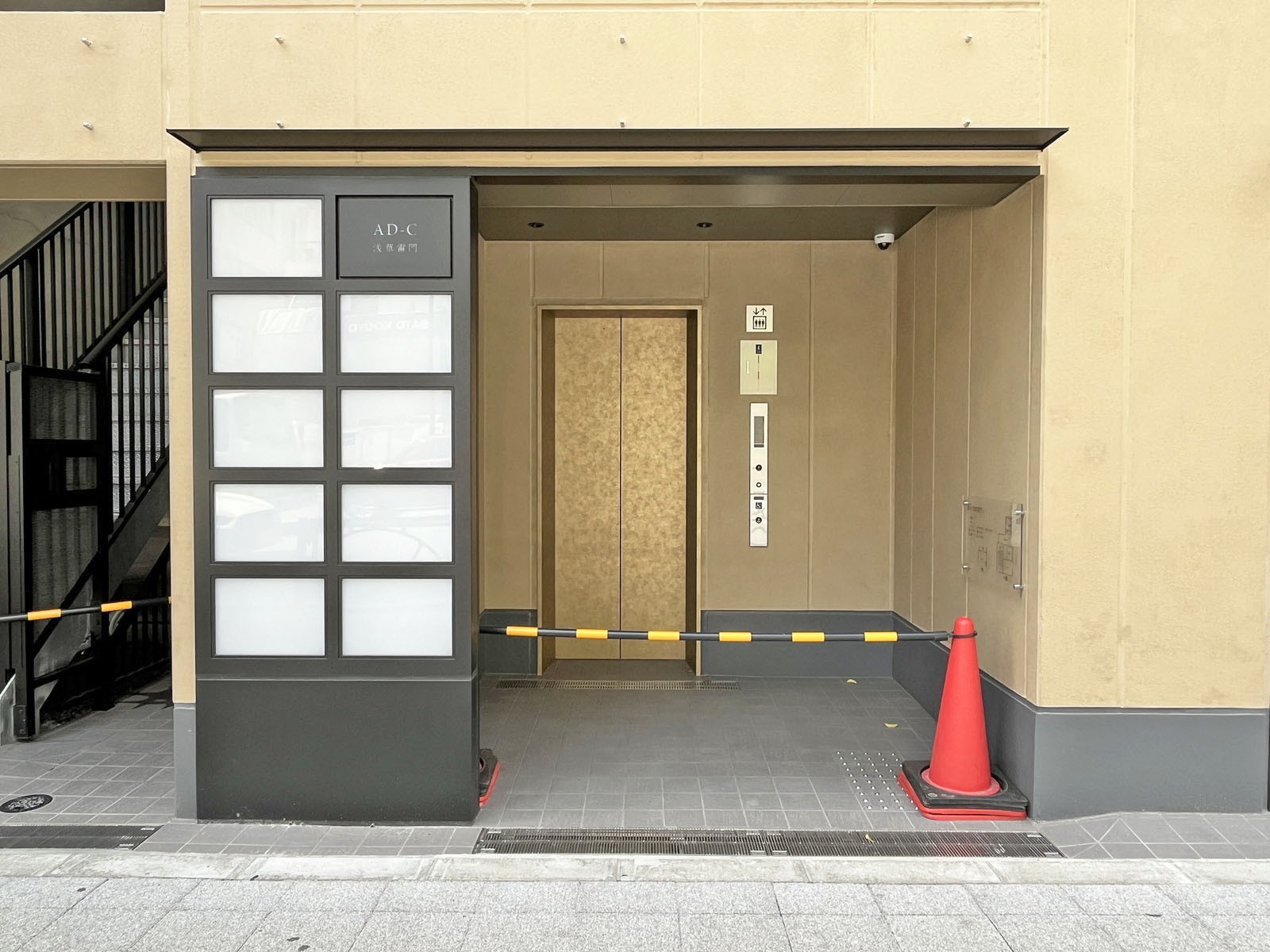 オフィスビル出入口