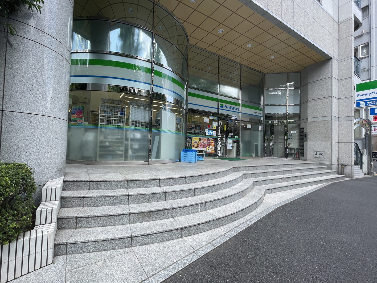 1階のファミリーマート 渋谷NHK前店