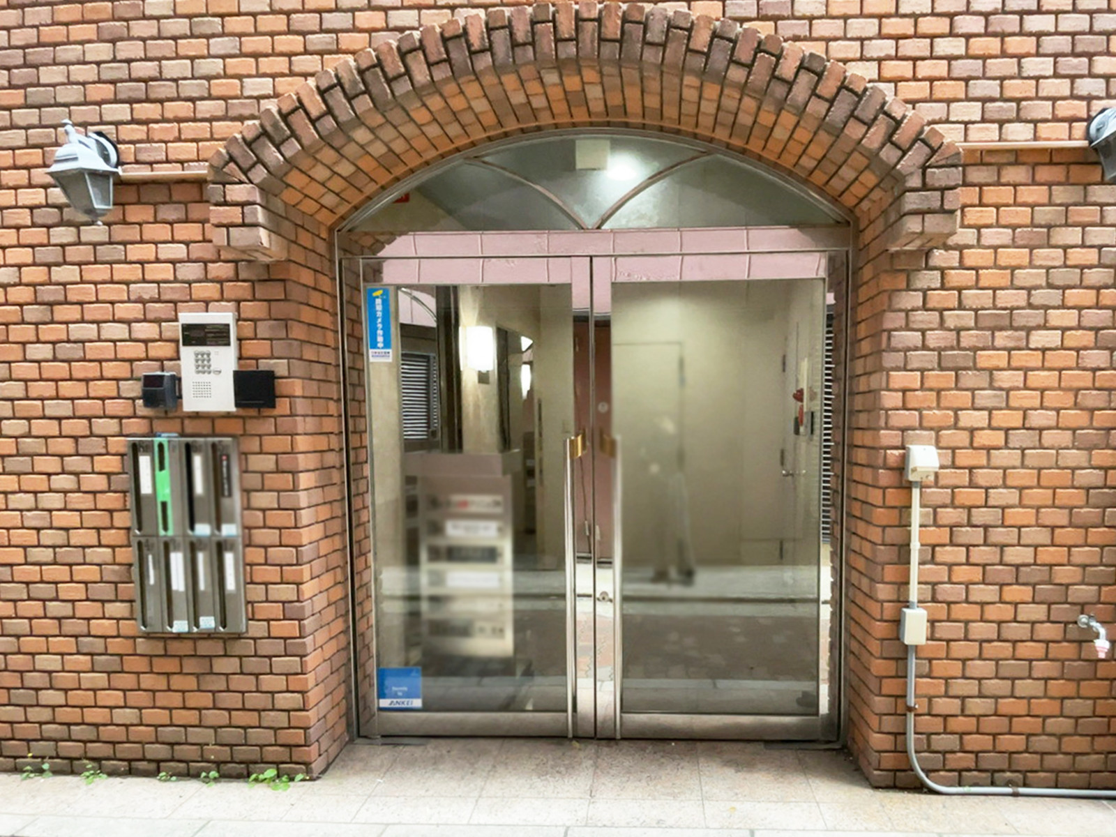 オフィスビル出入口