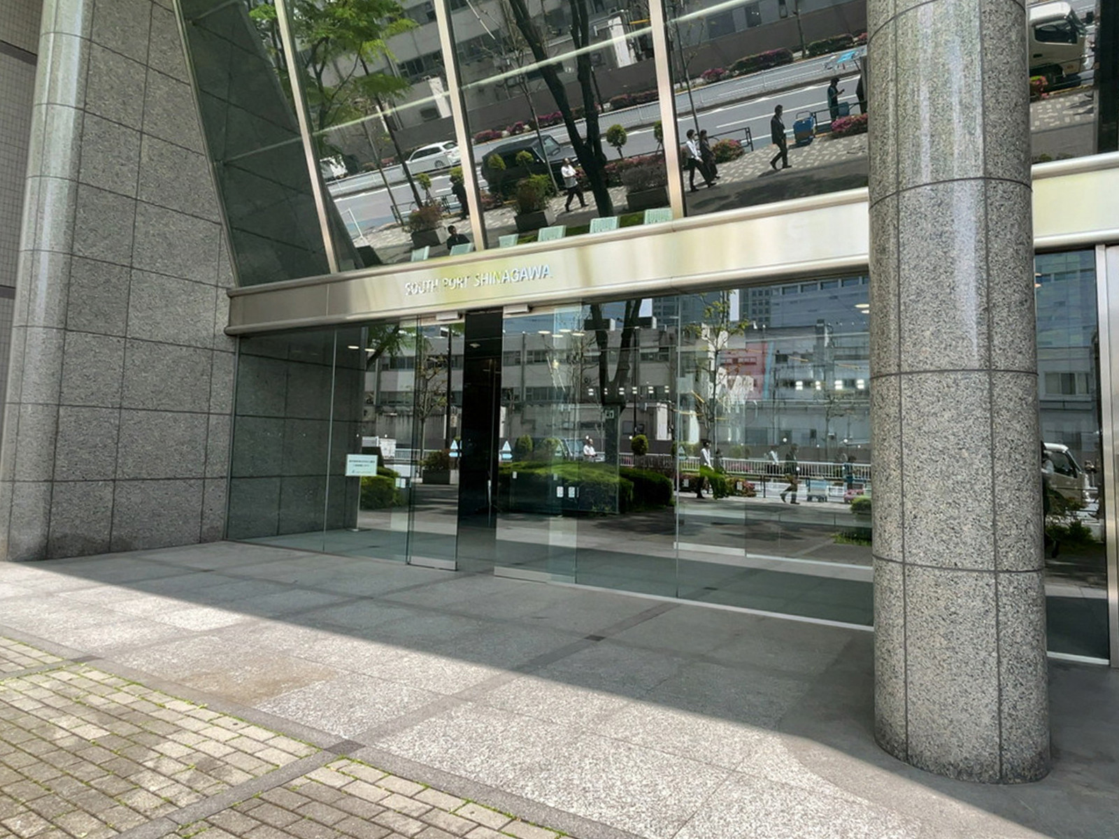 オフィスビル出入口