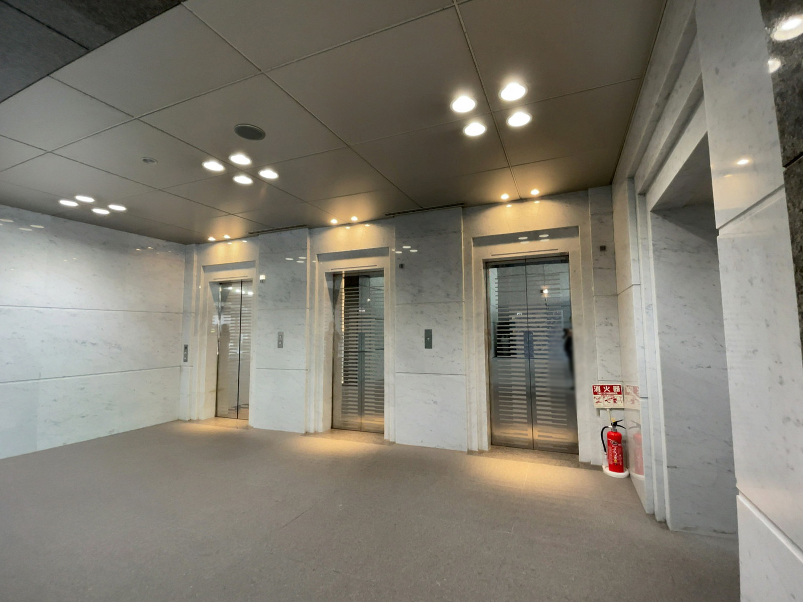 エレベーター(3基)