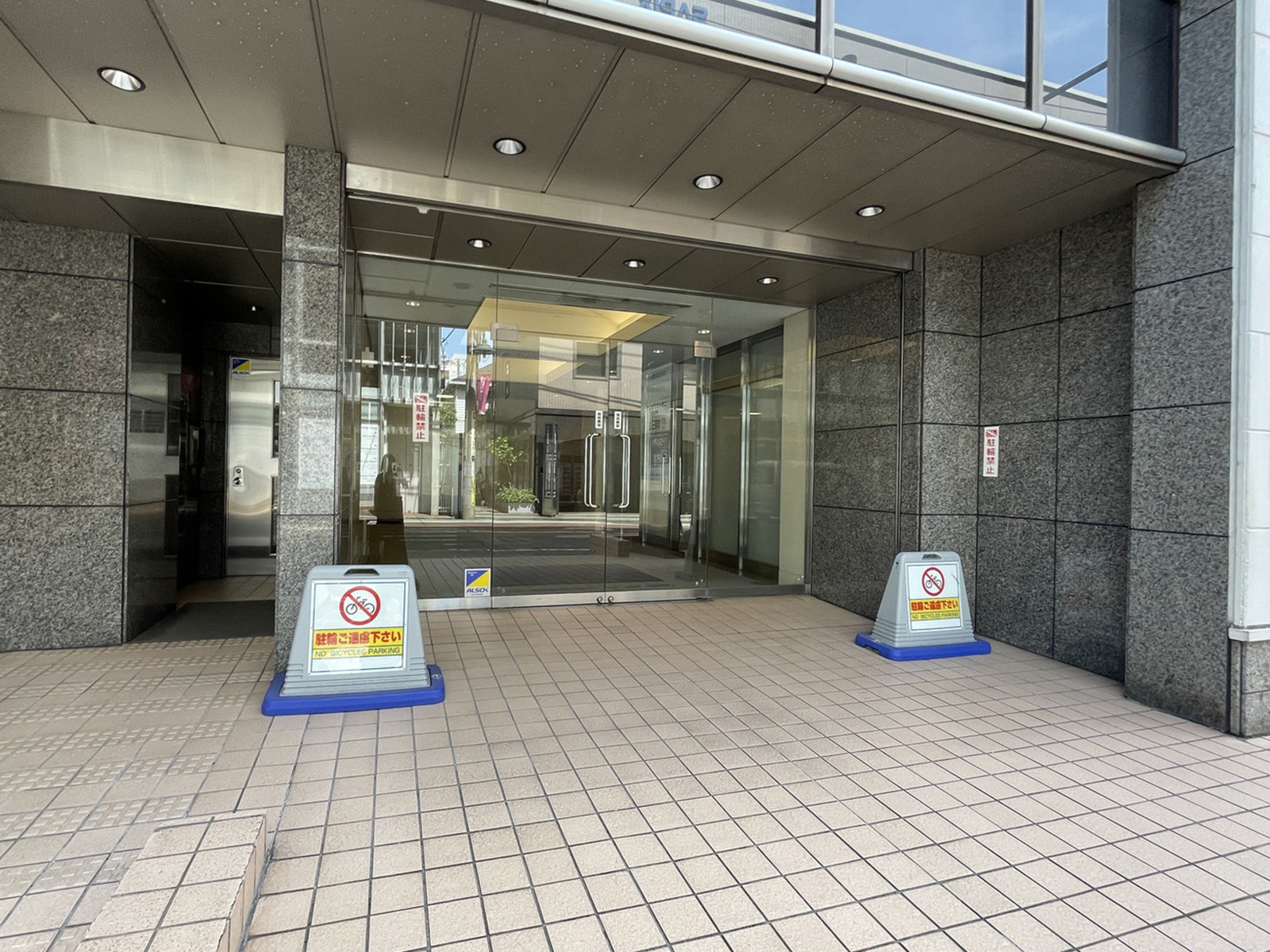 オフィスビル出入口