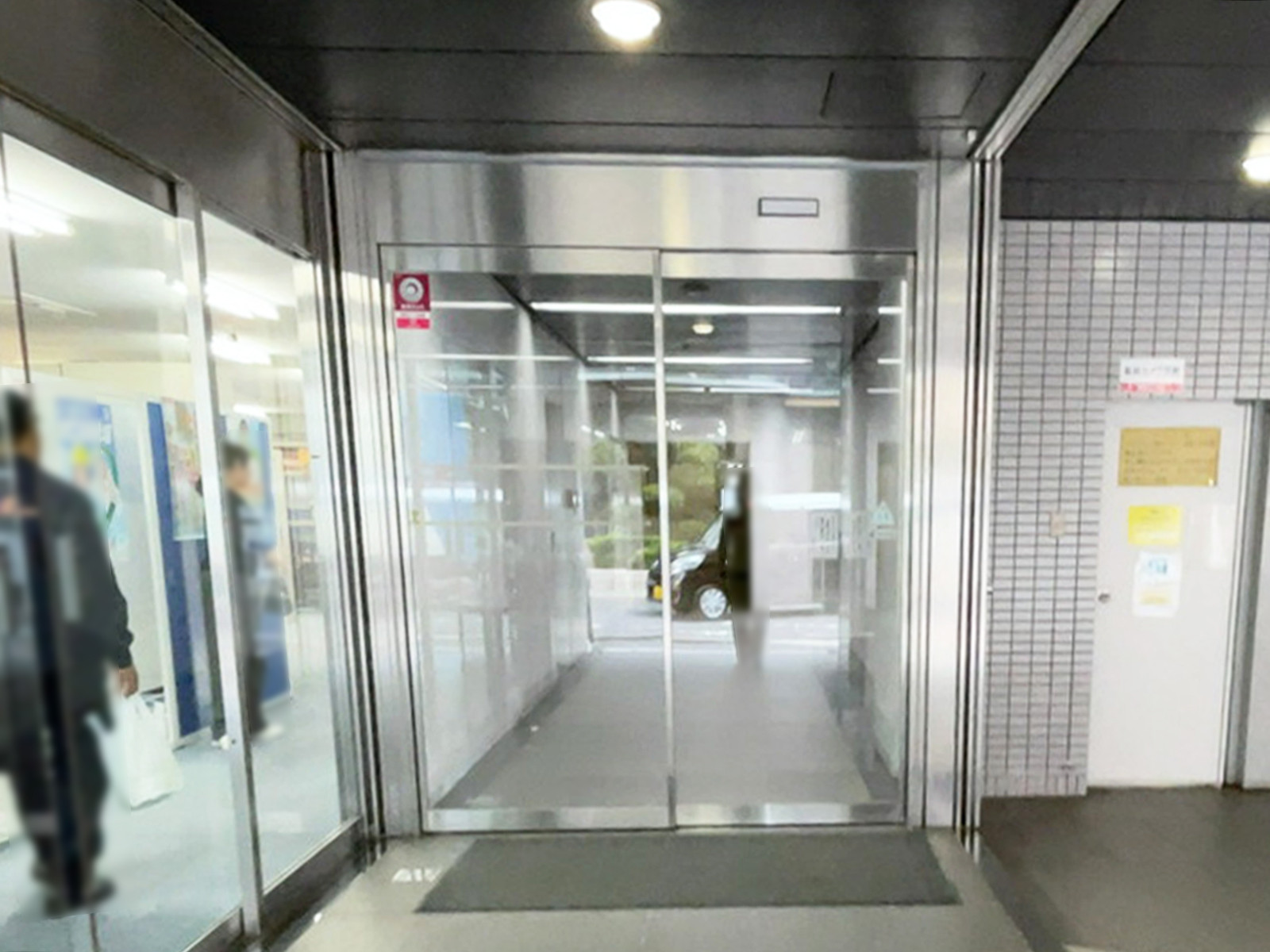 オフィスビル出入口