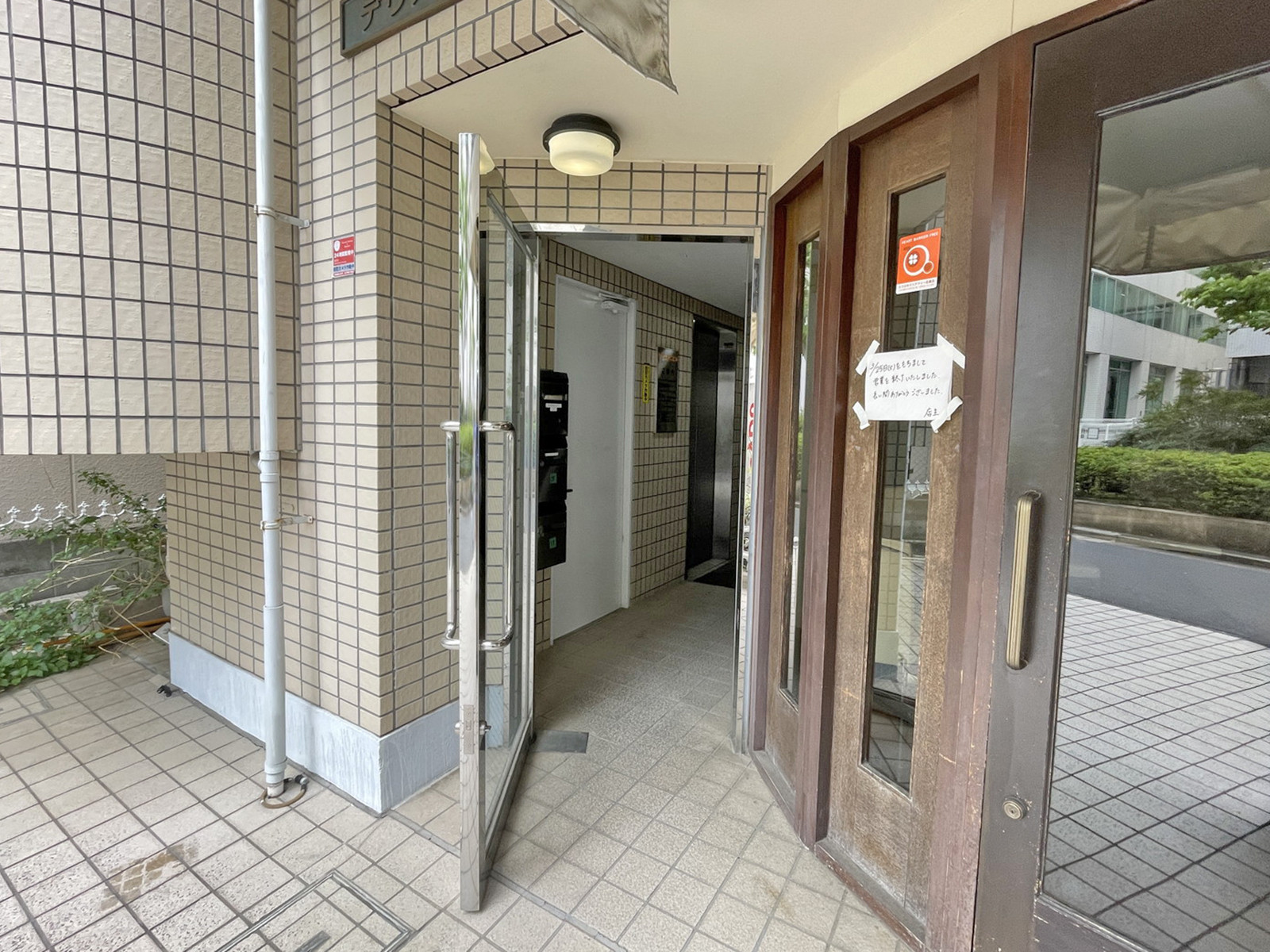 オフィスビル出入口