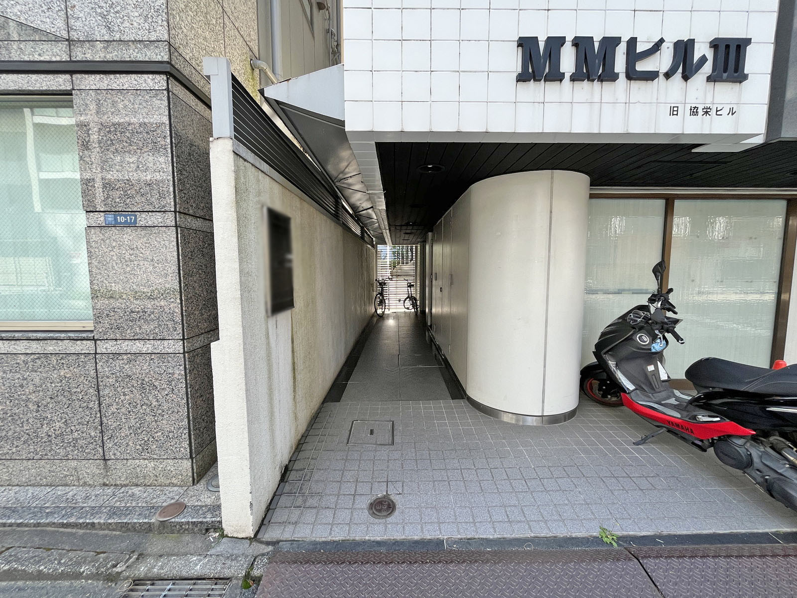オフィスビル出入口