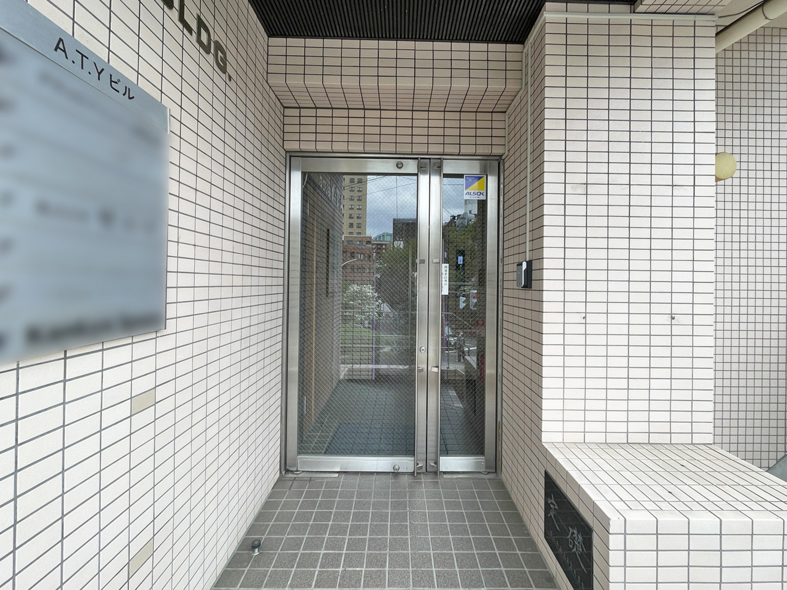 オフィスビル出入口