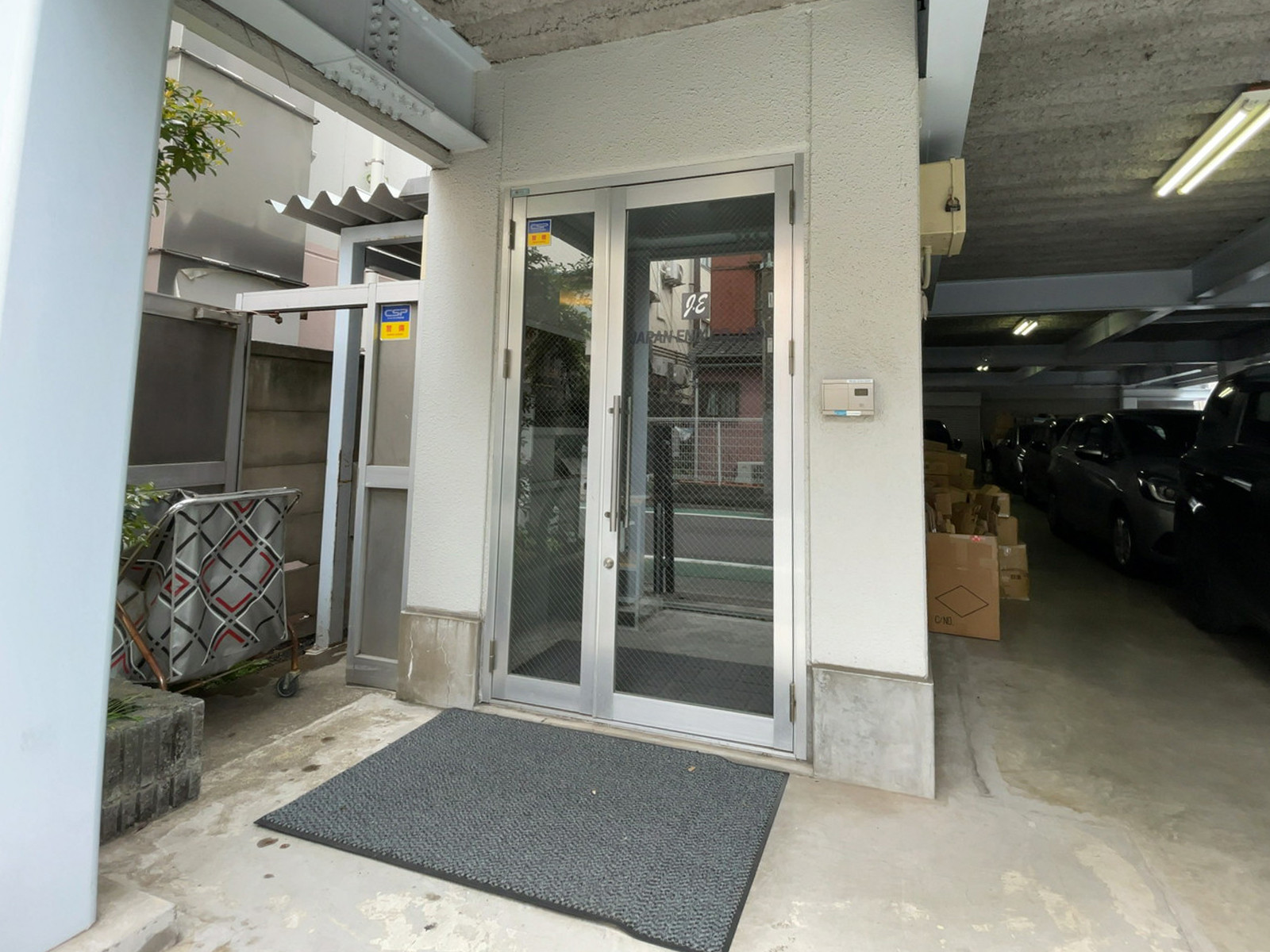 オフィスビル出入口