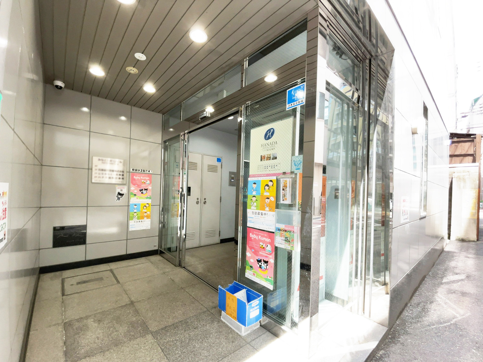 オフィスビル出入口