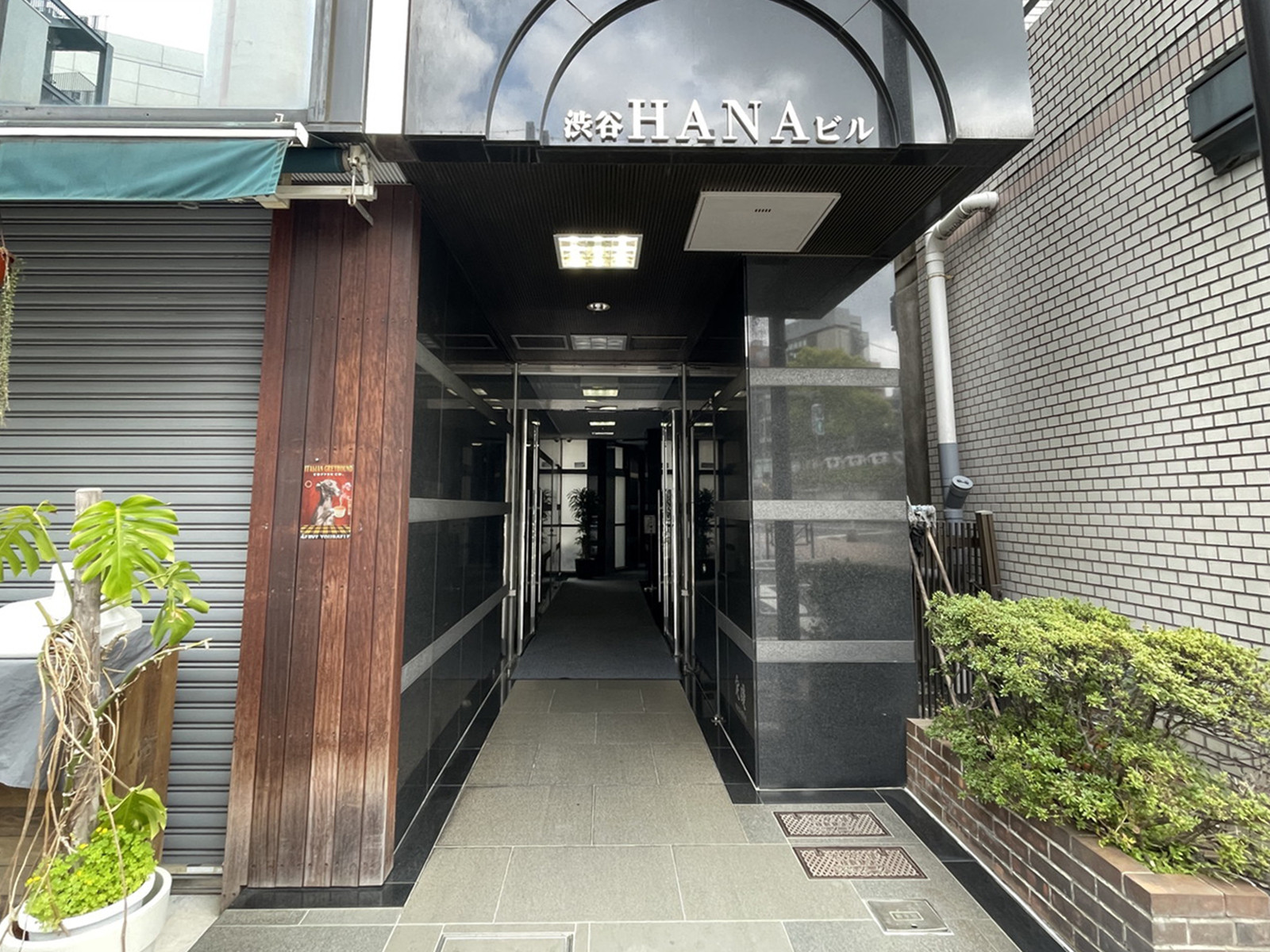オフィスビル出入口