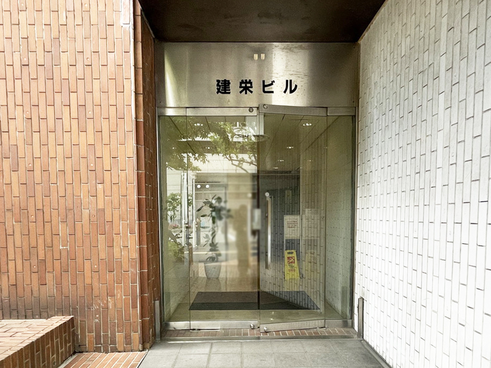 オフィスビル出入口