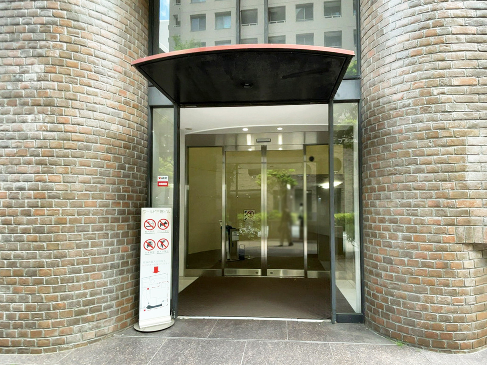 オフィスビル出入口