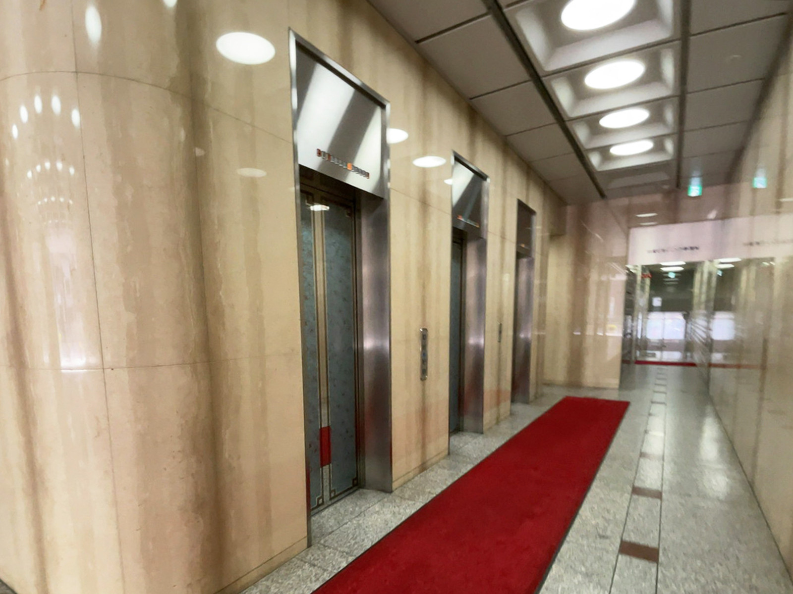 エレベーター(3基)