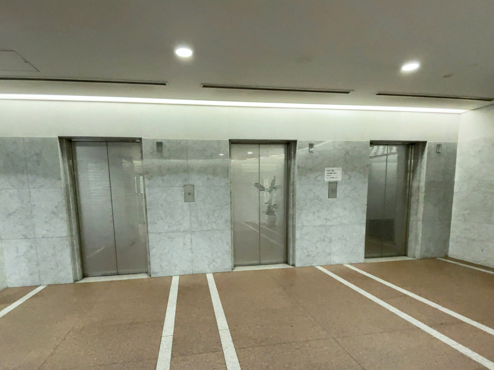 エレベーター(3基)