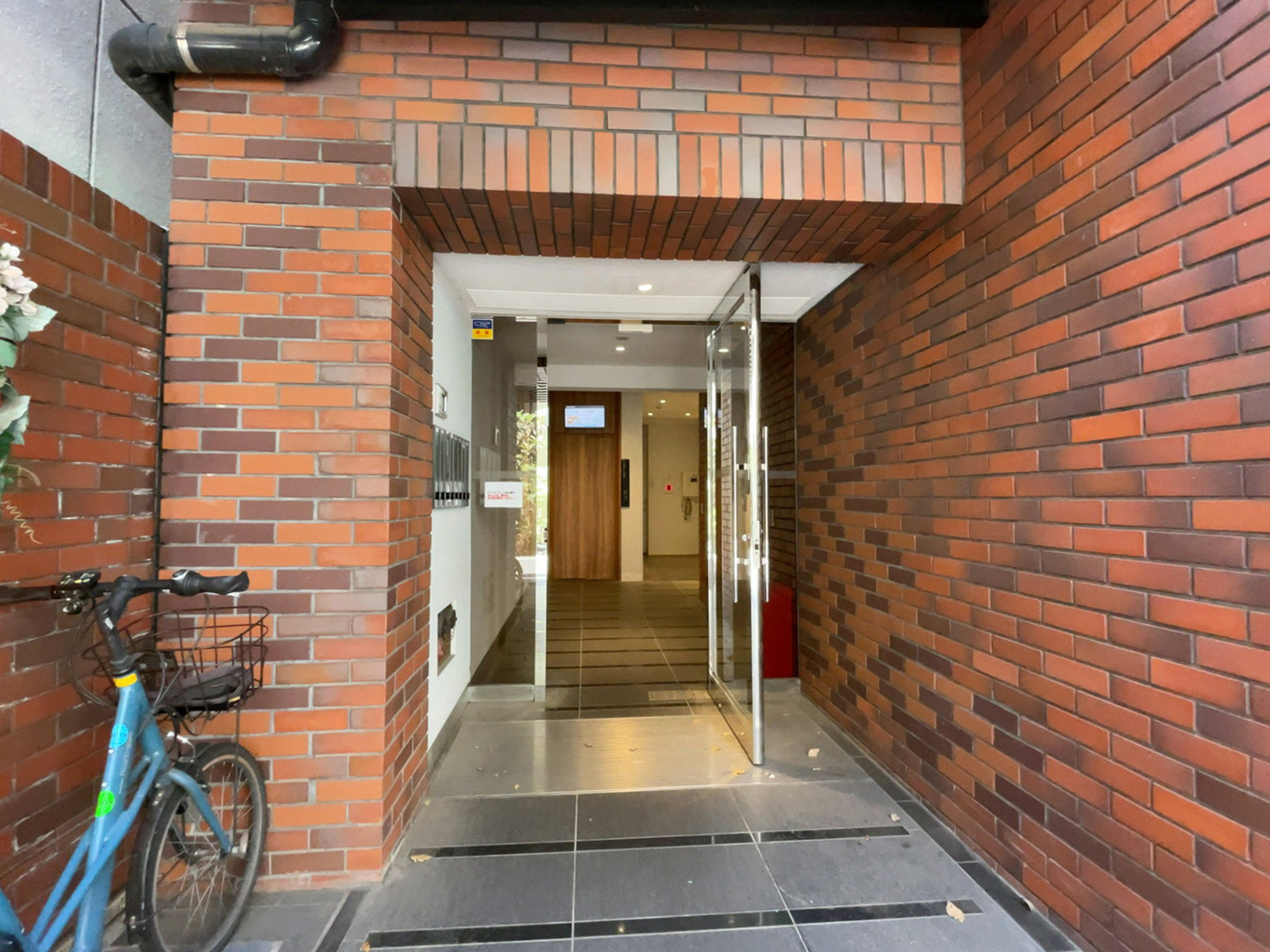 オフィスビル出入口