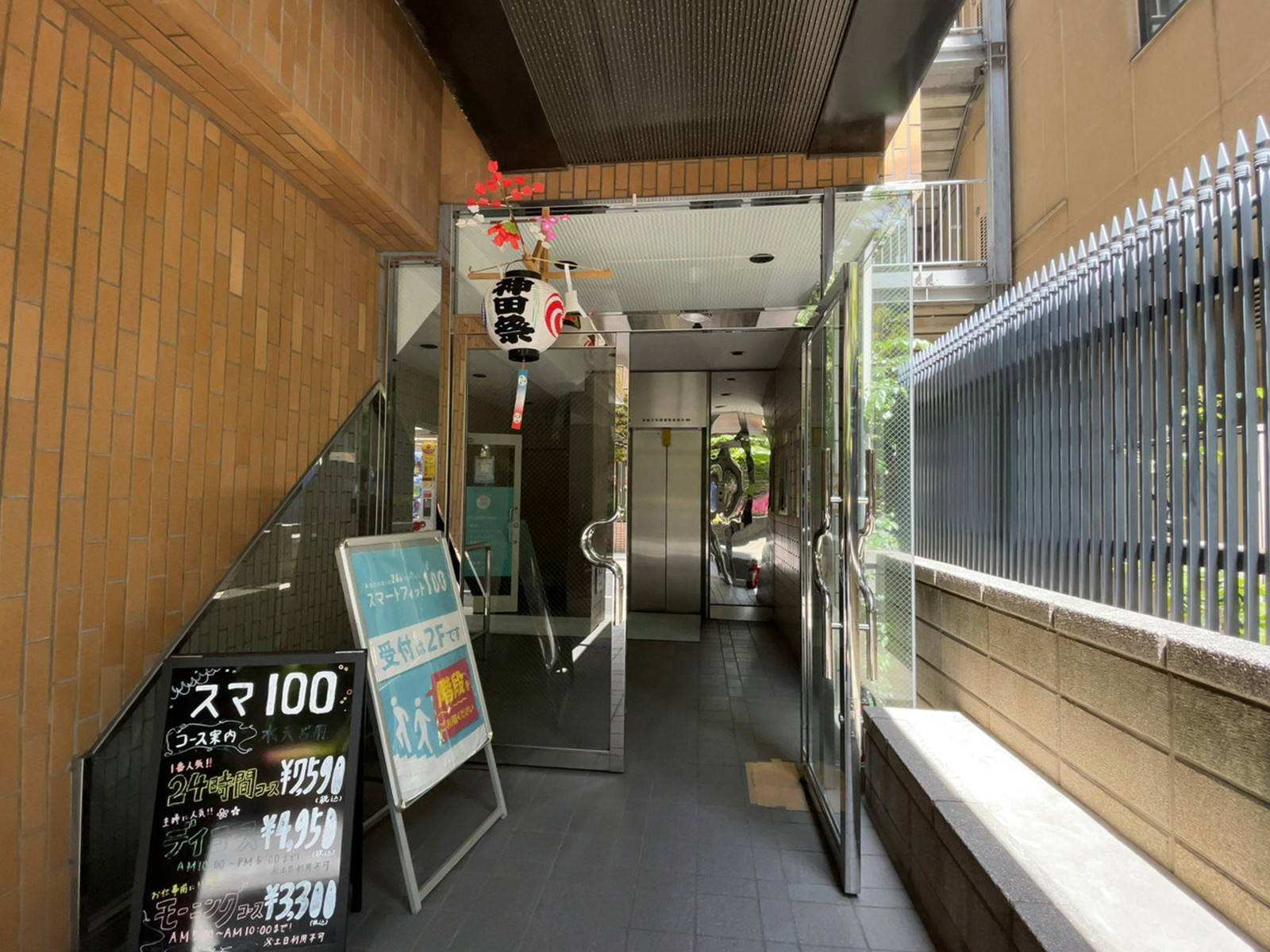 オフィスビル出入口