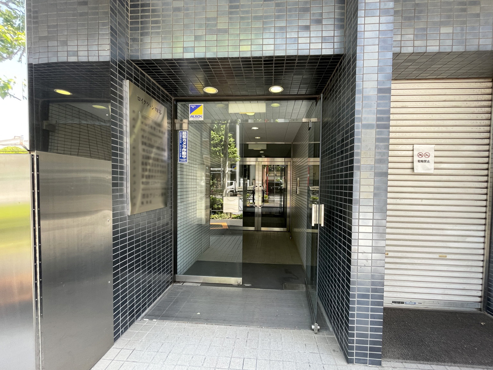 オフィスビル出入口