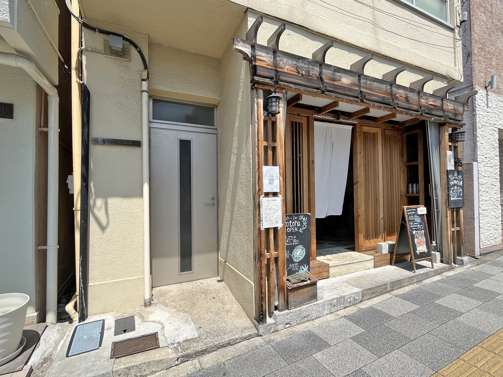 オフィスビル出入口