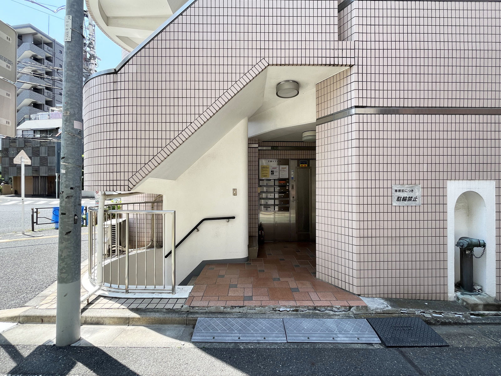 オフィスビル出入口