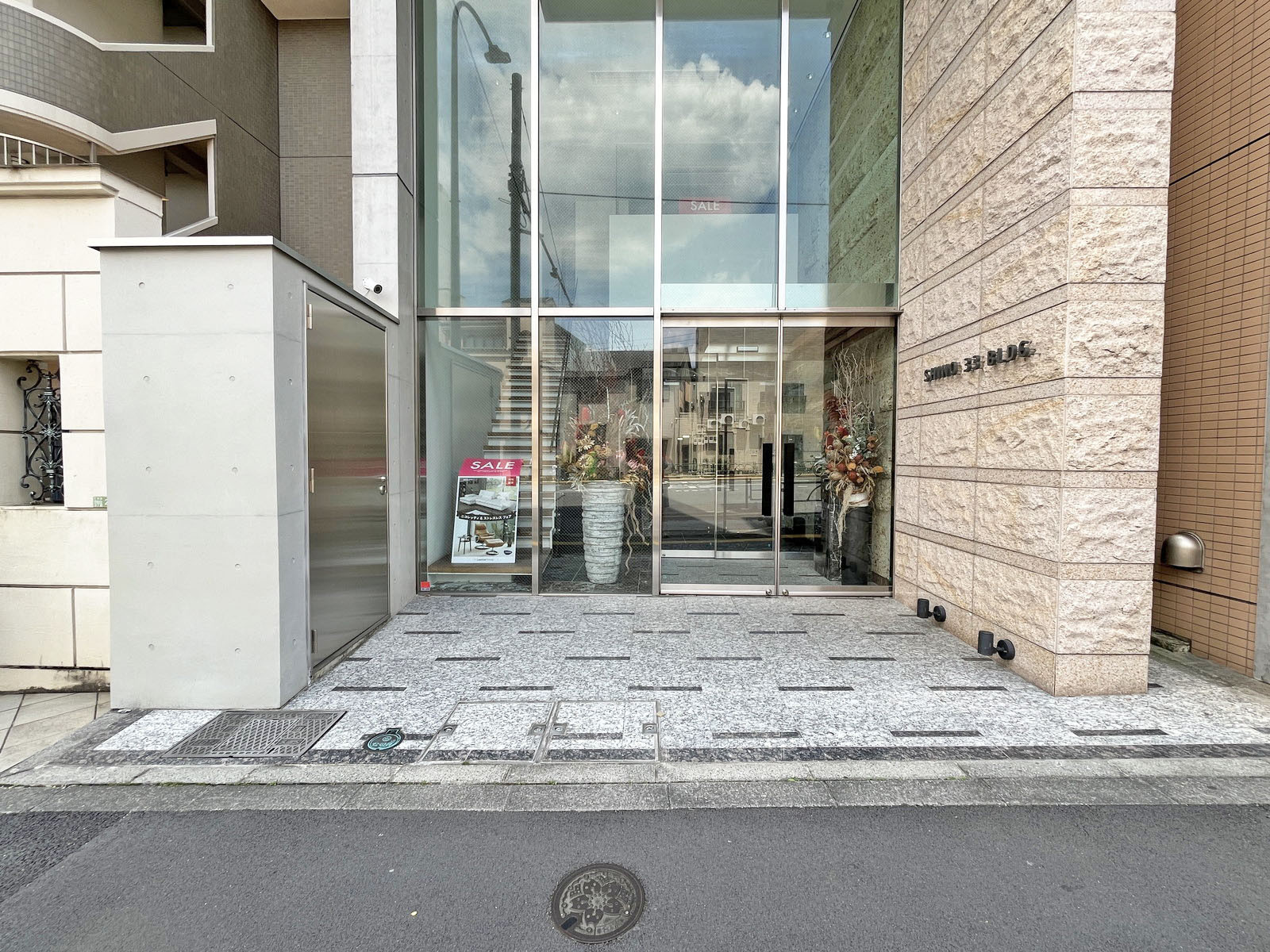 オフィスビル出入口