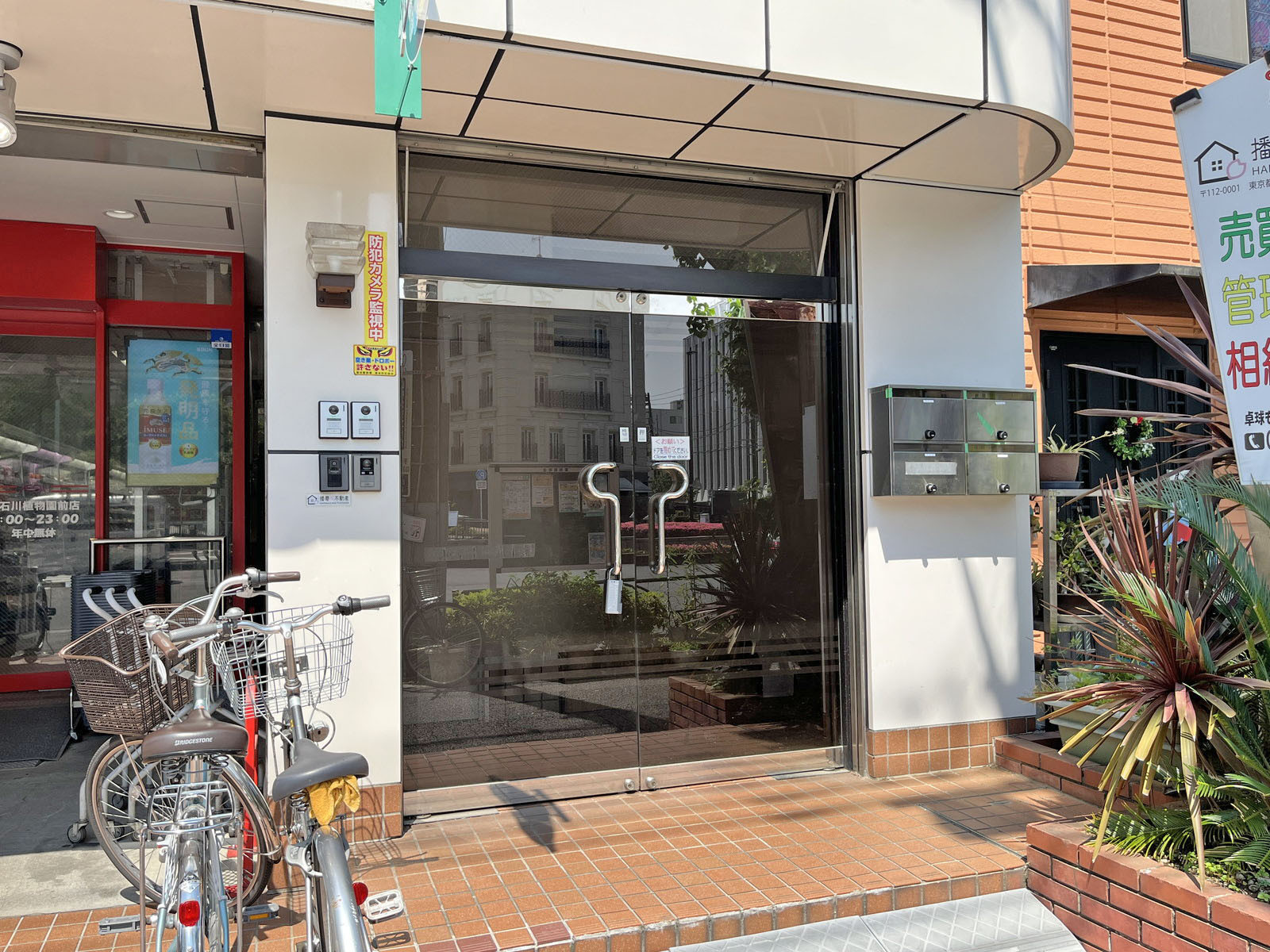 オフィスビル出入口