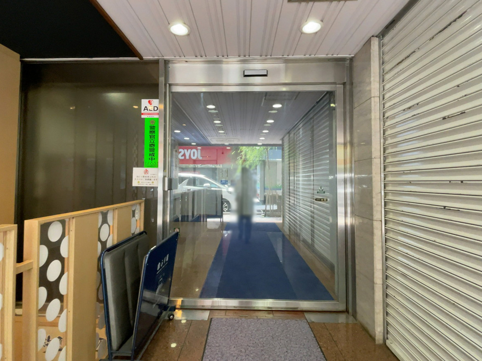オフィスビル出入口
