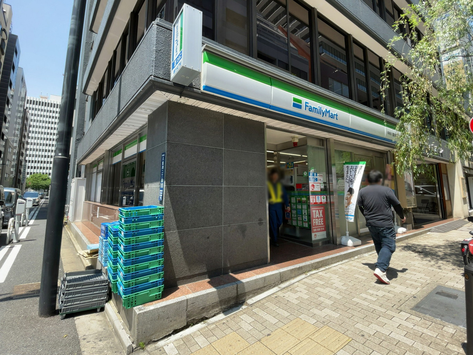 1階のファミリーマート中央八重洲二丁目店