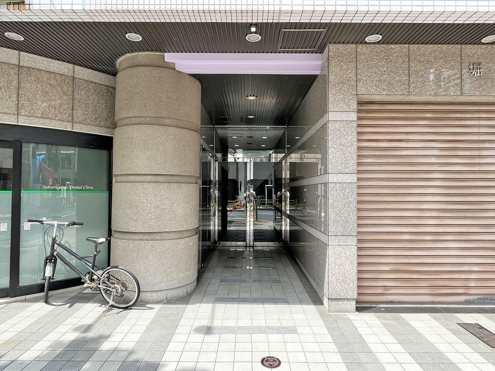オフィスビル出入口