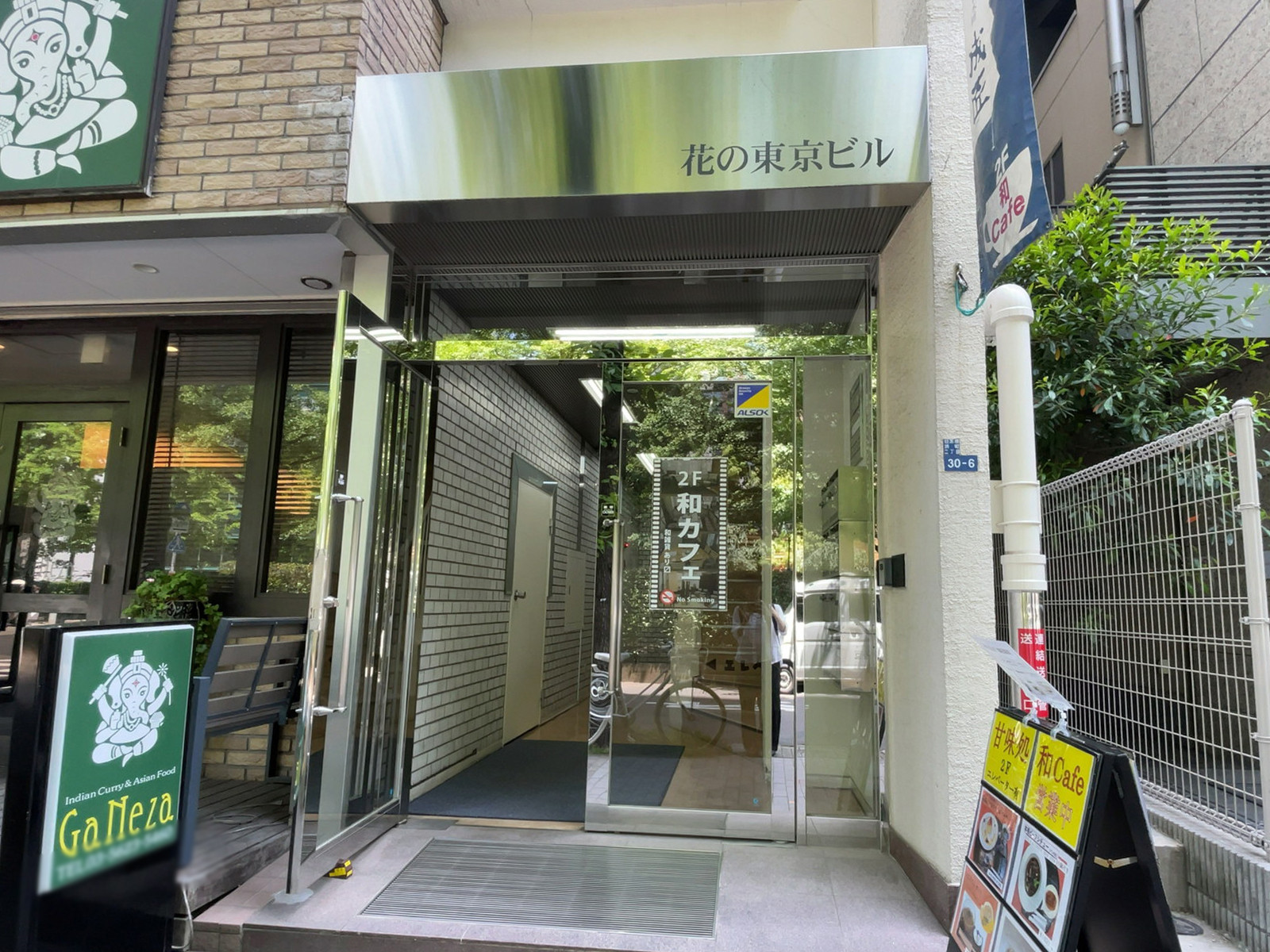 オフィスビル出入口