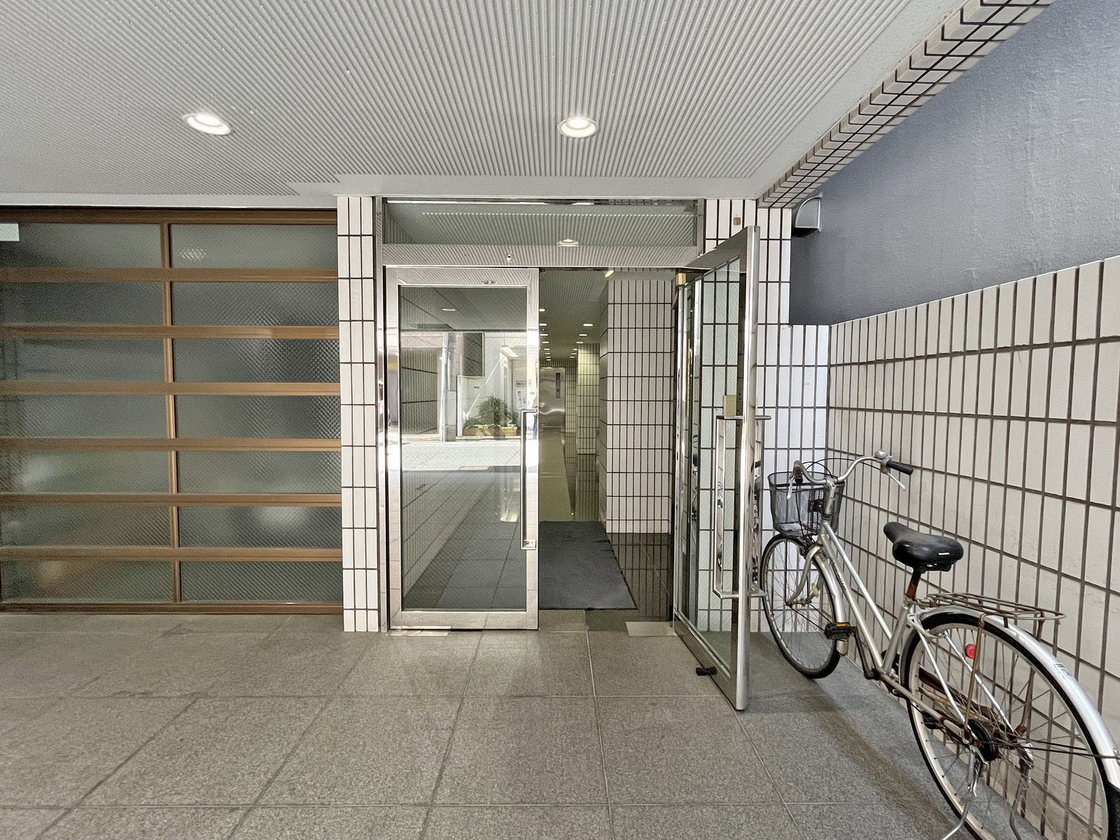 オフィスビル出入口