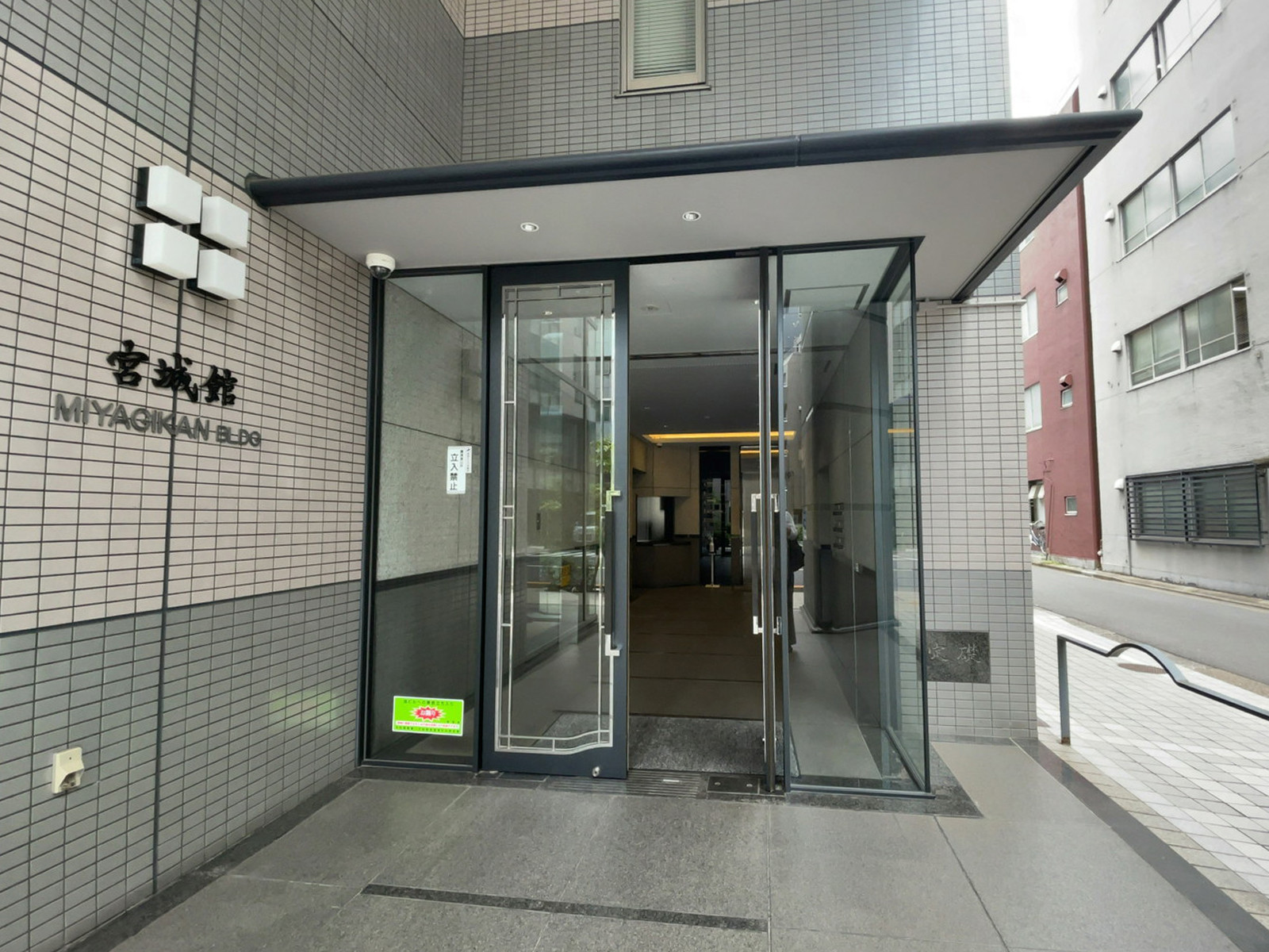 オフィスビル出入口