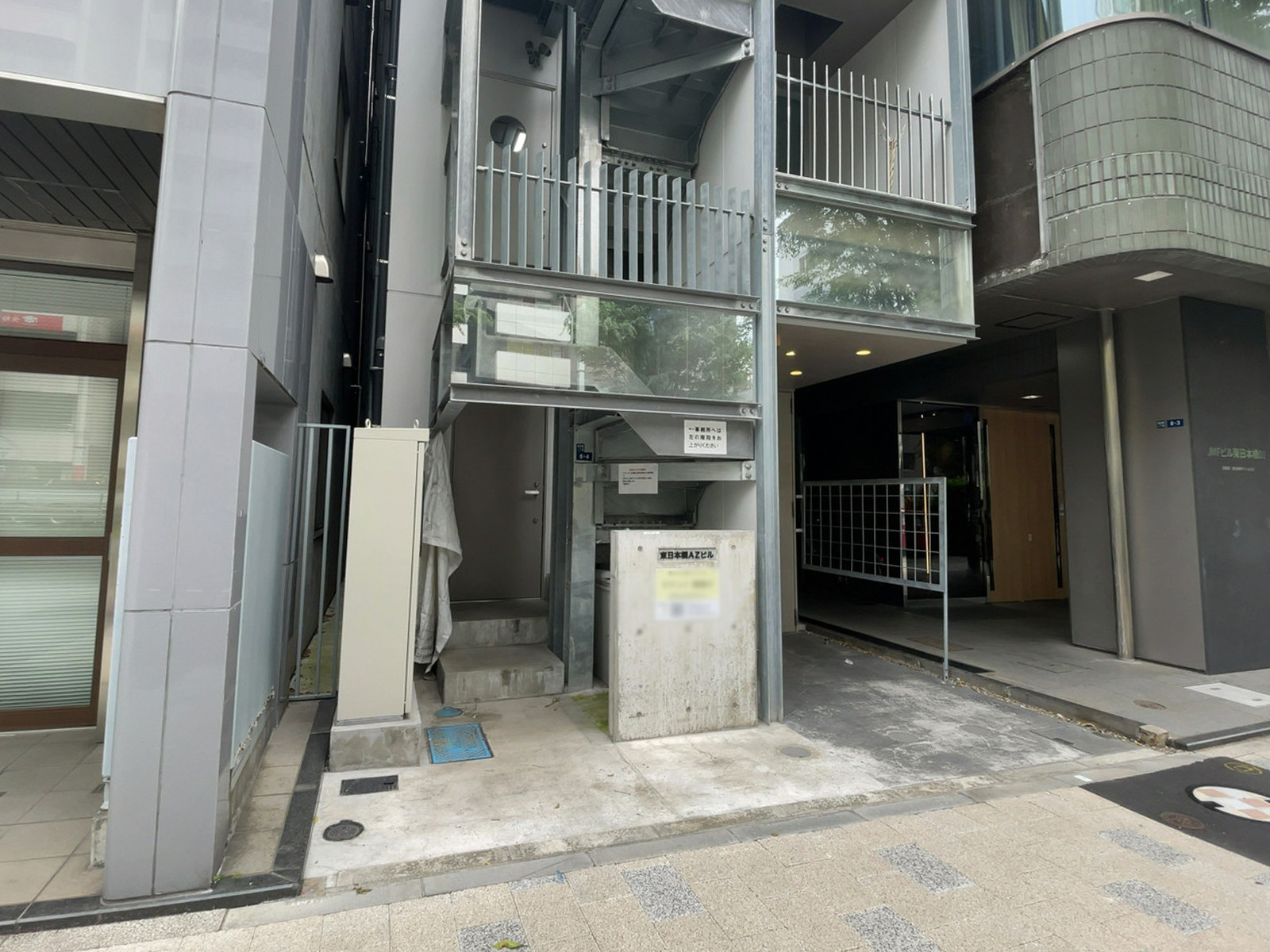 オフィスビル出入口