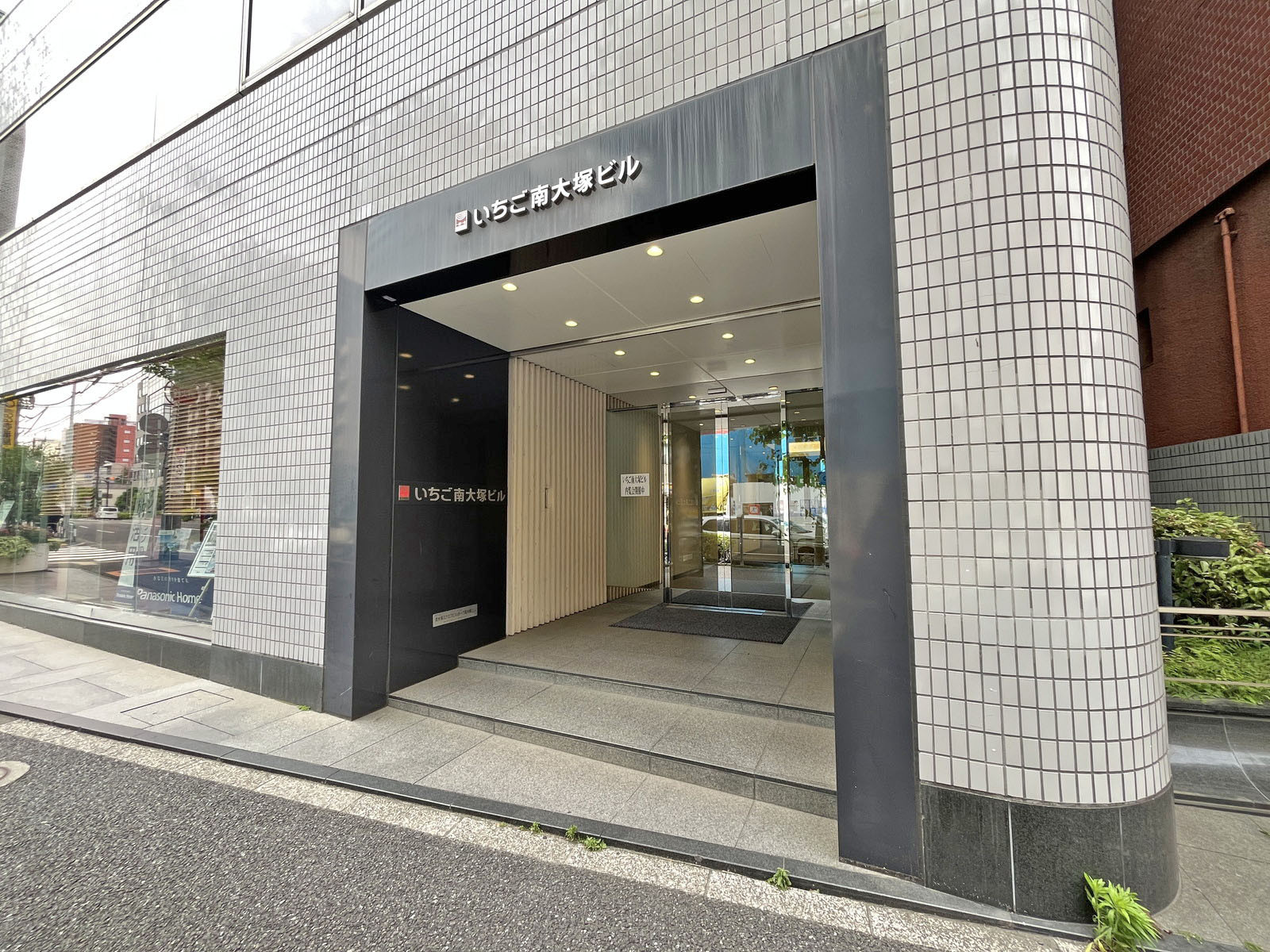 オフィスビル出入口