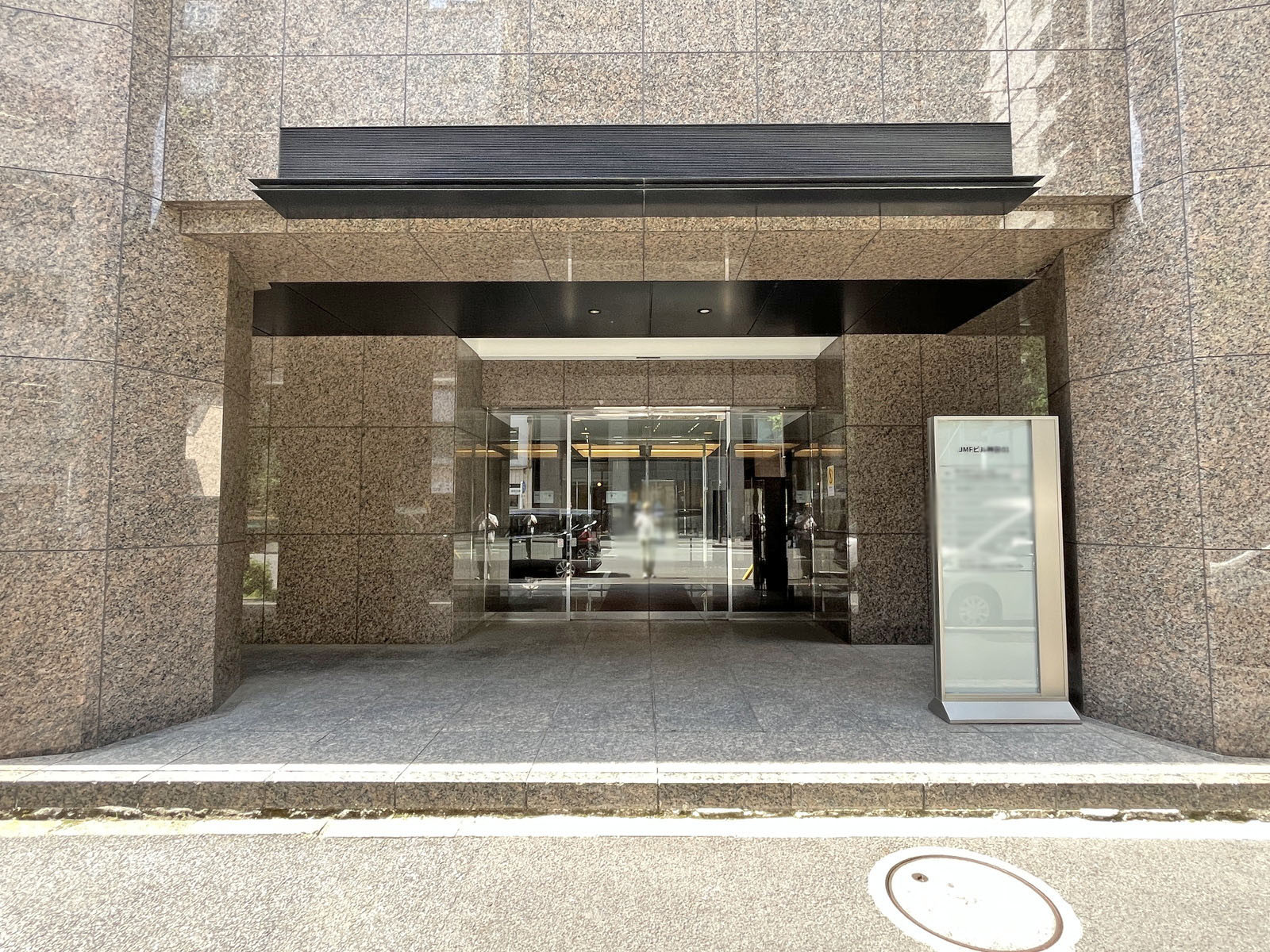 オフィスビル出入口
