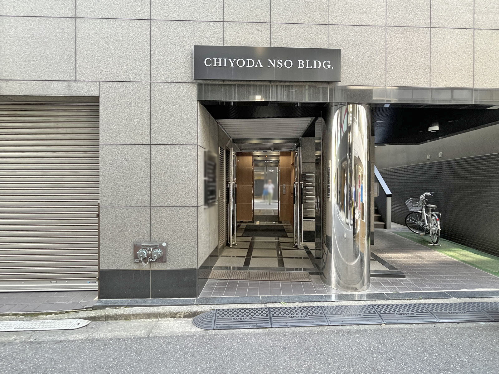 オフィスビル出入口