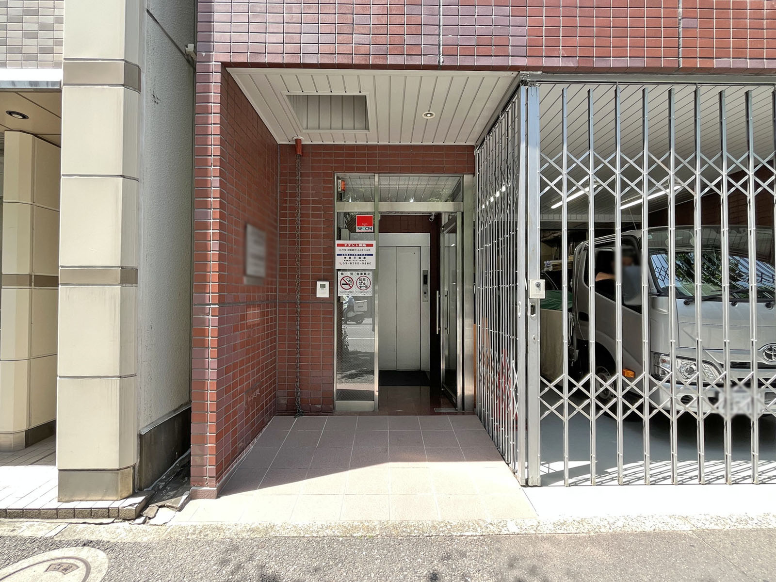 オフィスビル出入口