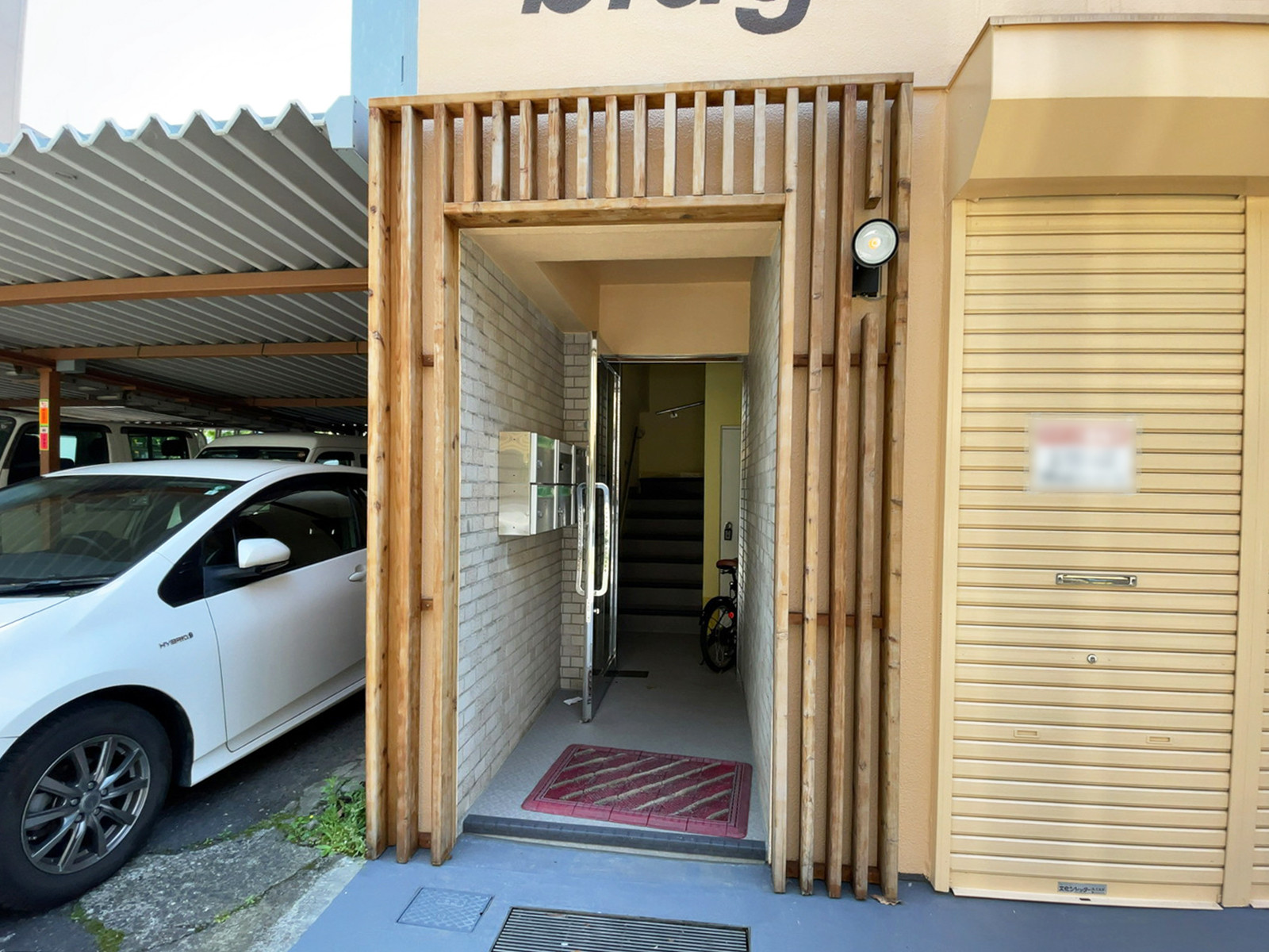 オフィスビル出入口
