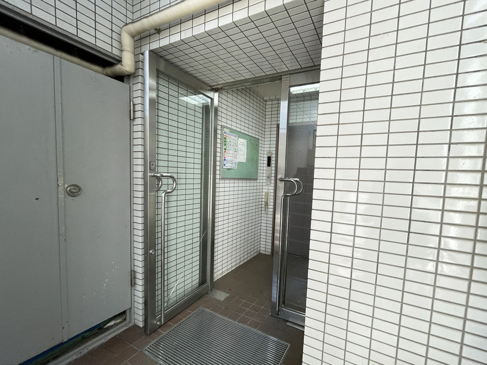 オフィスビル出入口